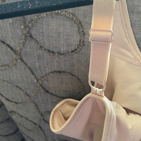 Lilyette Bra nude 38D .  Unpadded underwire style.  Adjustable straps.  EUC - Picture 11 of 12